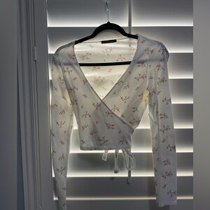 Brandy Melville wrap around top! 🌷